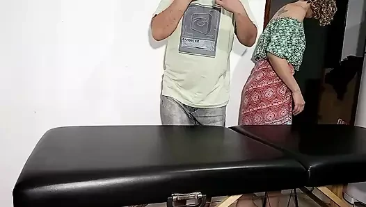 Masöz kıyafetlerini çıkarmayı ve onu ona sakso çekip üstüne oturmaya ikna etmeyi başardı.