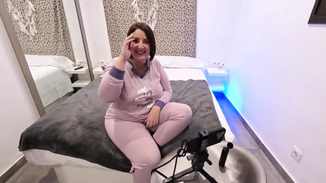 Iria Ruiz, bir hayranın önünde görüntülü görüşmeyle sevişiyor