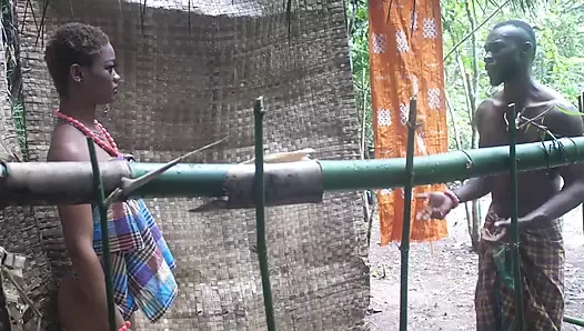 Köy açık havada aşk - karımın küçük üvey kız kardeşine bana göğüslerini ve ıslak amını göstermesi için yalvarıyor