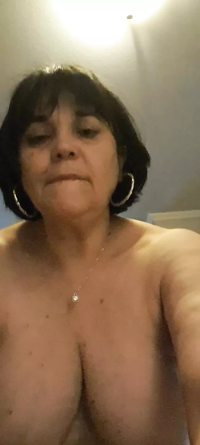 Üvey anne yatağında üvey oğluyla edepsizce konuşuyor