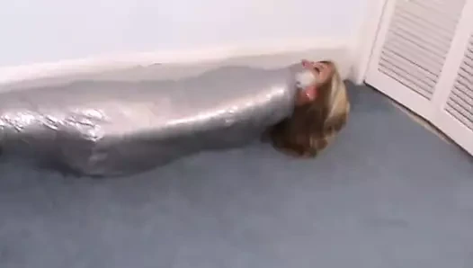 Mumya gibi koli bandına sarılmış kız