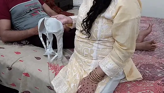 Üvey anne aniden temizlik bahanesiyle üvey oğlunun odasına giriyor