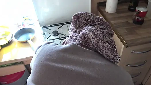 Almanya'daki Türk temizlikçi hizmetçi büyük yarağımı ona teşhir ettiğinde şok oluyor.