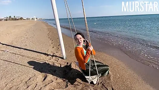 Sahilde bir kızla tanıştım ve otel odamda onu siktim