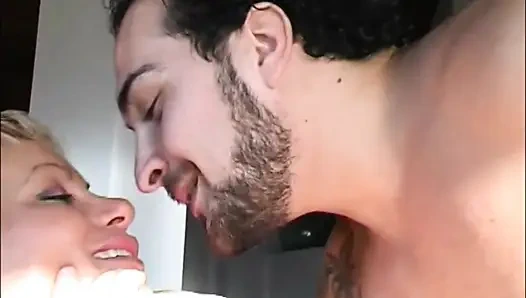 Sarışın orta yaşlı seksi kadın herkesin içinde ıslak bir yarak alıyor