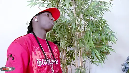 Süper büyük götlü seksi zenci nyomi amına boşalarak sikiliyor