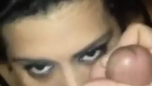 Eu filmei a amiga da minha esposa me faz fazendo um boquete