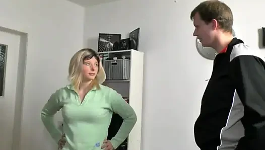 Azgın çift evde kanepede sert sikişiyor