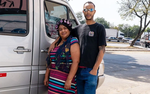 Aşırı şişman olgun anal araba sürerken sikiliyor