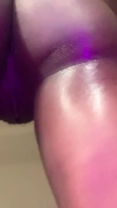 Afrikalı genç kız amcık görünümüyle dans ediyor yakın bakış açısı seksi dans | Klip 1