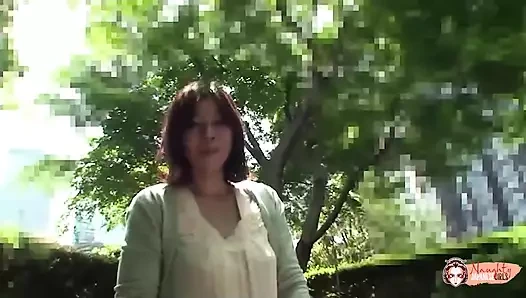 Büyük klitoris ve meme sikişinde vibratör bu orta yaşlı seksi kadının amını ıslatıyor