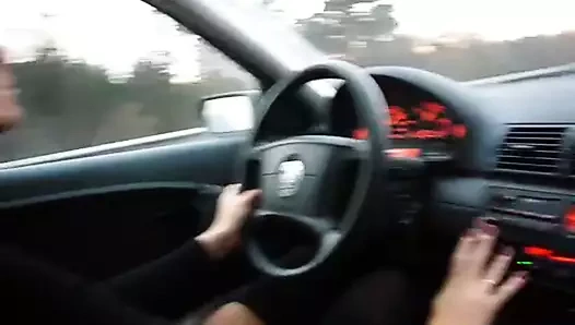 Sıcak milf sigara içme içinde araba