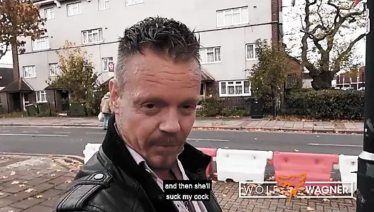 Azgın güzel İngiliz sarışın küçük memeli porno yıldızı Carmel Anderson sakso çekiyor ve Alman maço ile domalıyor