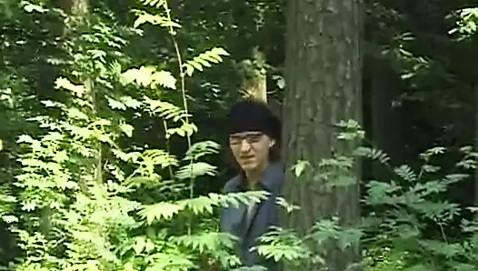 Edepsiz sarışın Alman sürtük ormanda bağlı ve sikiliyor