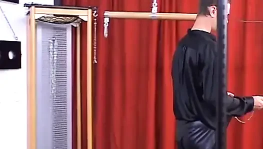 Olgun esmer orta yaşlı seksi kadın meme ucu kıskaç oyunu için bağlı