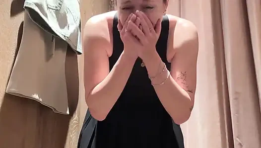 Soyunma odasındayken sert boşalıyor!! Yakalanmamayı umut ediyorum!