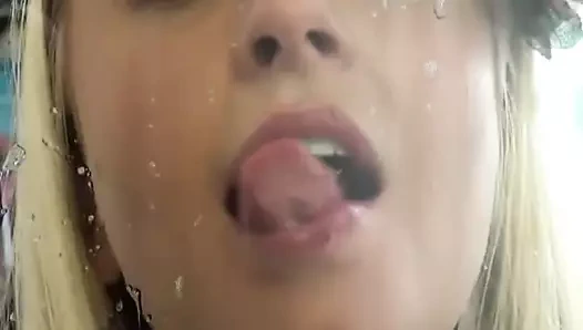 azgın sarışın dil tükür kızdırmak