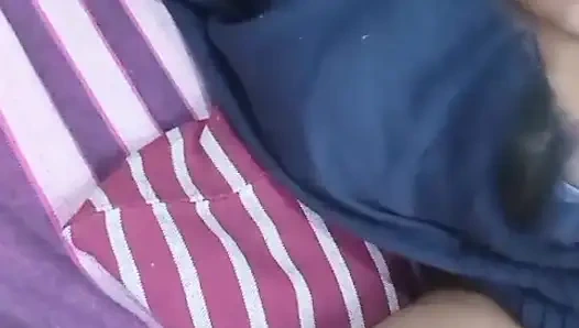 Sri-lankisches mädchen musterbation im badezimmer mit Dildo lust mit dicken möpsen und nasser muschi