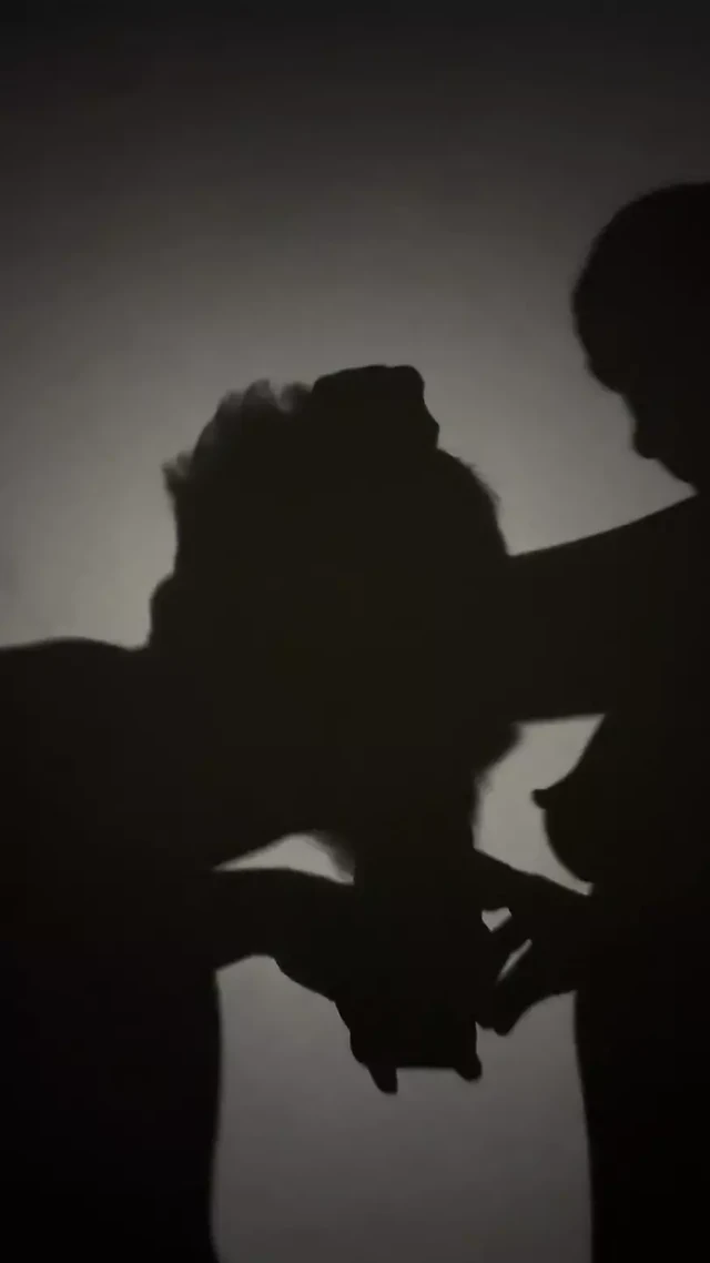 Юная девушка занимается сексом с пареньком и кончает внутрь