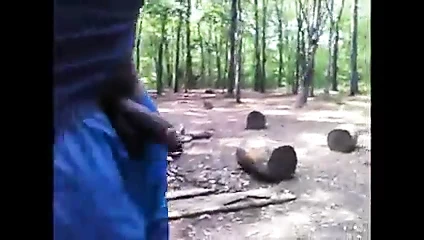 Siyah adam ormanda horoz ile yürür