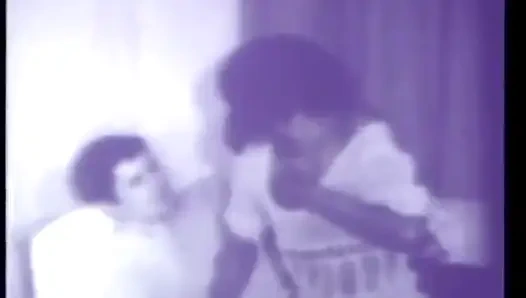 Azgın siyah beyaz orta yaşlı seksi kadın ve takma yarak dildo ile klasik üçlü grup seks (ses yok ama müzik)