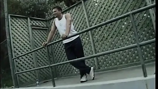 Azgın adam tenis kortunda iki seksi kızla sert sikişiyor