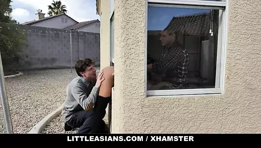 Iki oyuncu dudes bang sevimli Asya pizza servis kızı