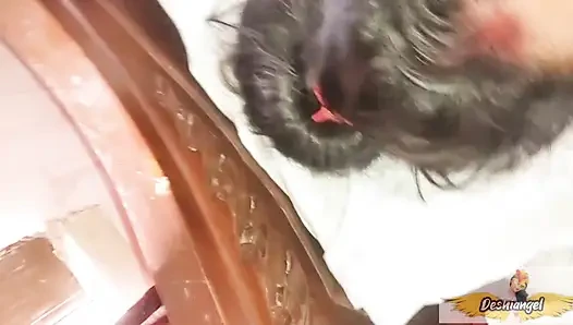 Hintli kız büyük yarağa biniyor ve sakso çekiyor