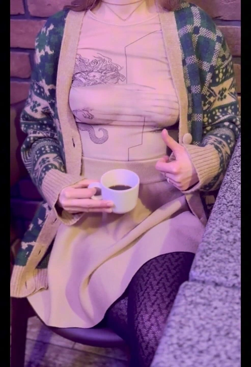 Kafede çıplak memeler