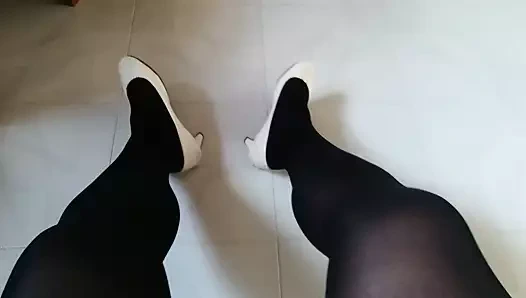 Siyah külotlu çorap teaser 35 ile beyaz patent pompaları