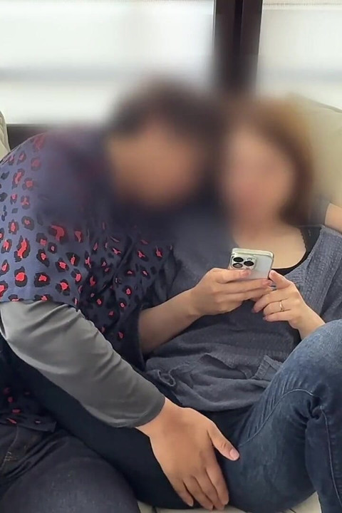 Evli kadın kanepede vibratörle işkence görüyor