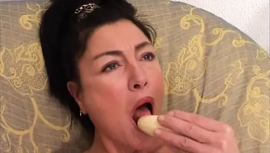 Yaşlı Kadın Muzla Mastürbasyon Yapıyor