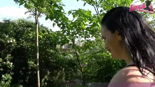 Alman tombul amatör parkta flört ettikten sonra erkek penisi emiyor