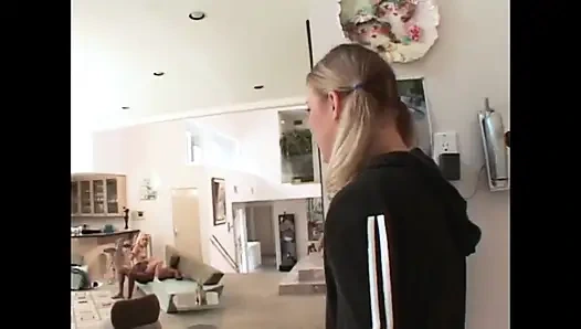 İki ufacık sarışının götünde canavar siyah yarak