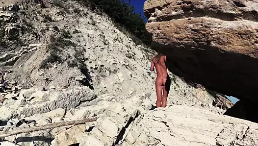 Seyahat sürtük bir kameramanla dalga geçiyor ve onu sahilde sikiyor