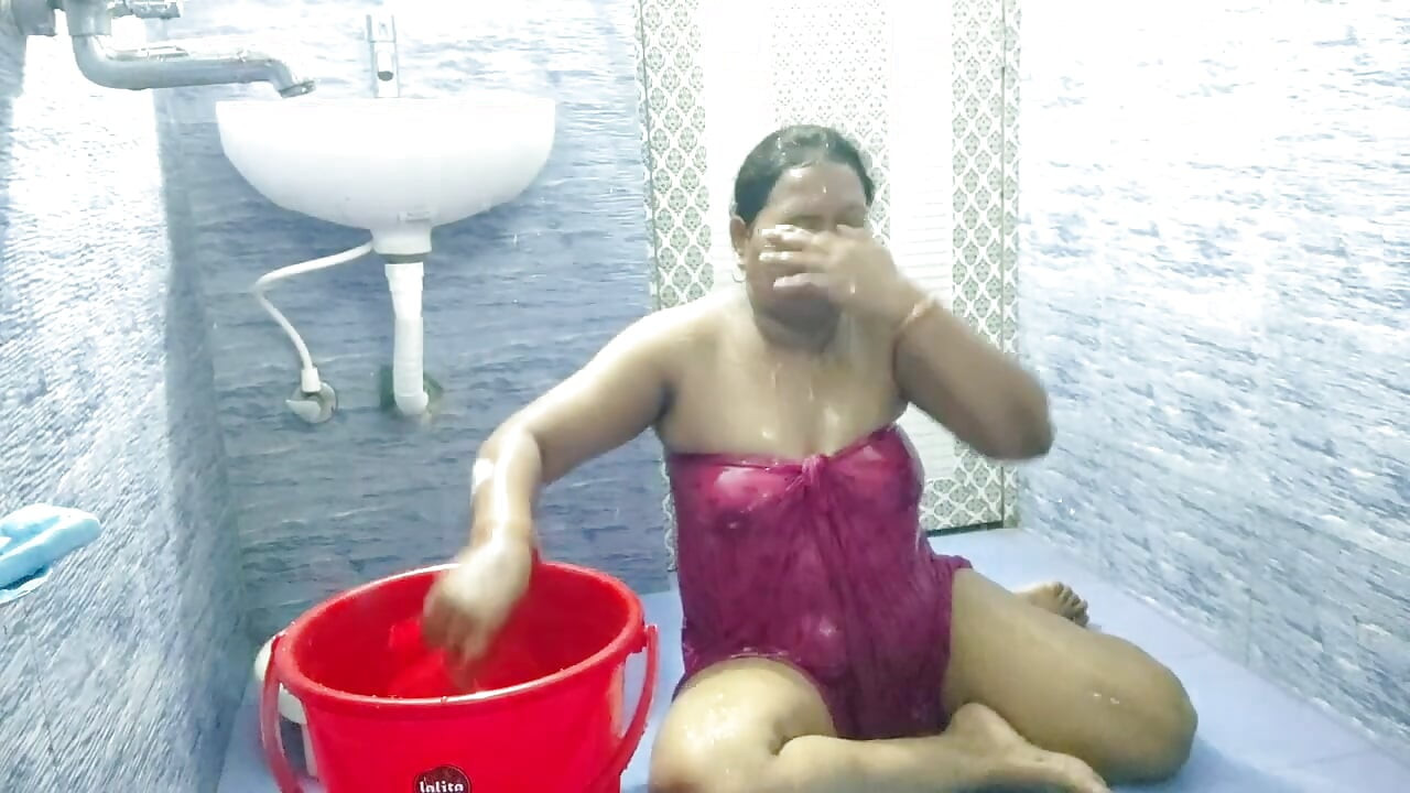 Seksi bayanın banyo gösterisi