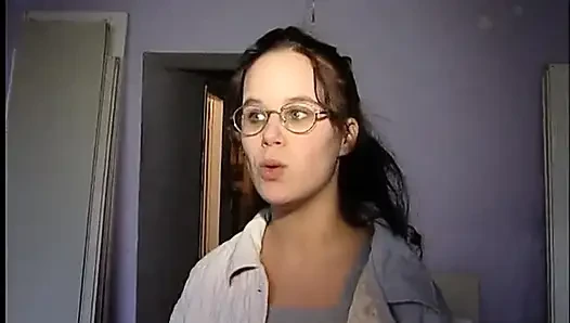 Amatör esmer genç kız büyük yarağı emiyor ve domalarak sikiliyor