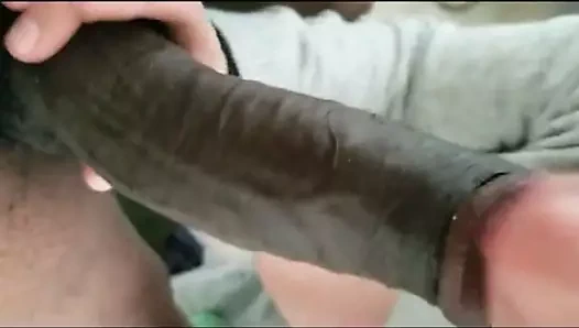 Çikolatanın tadını seviyor