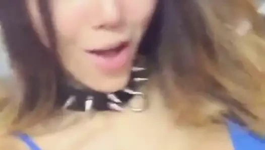 Milf dj leng yein göğüs dekoltesini gösterirken seksi bir şekilde konuşuyor