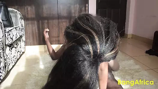 Tatiana kırmızılı seksi görünüyor ve sert sikiliyor