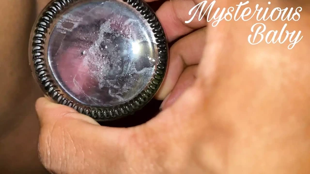 Tombul kız mastürbasyon yapıyor, kedisine bir şişe koyuyorlar ve o zevkten hoşlanıyor