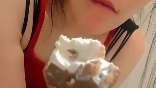 Dağınık dondurma bar, yeme ve soyunma