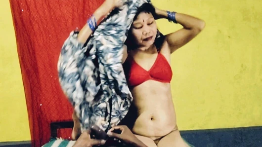 Madam evde yalnız olduğu için hizmetçisiyle seks yapıyor