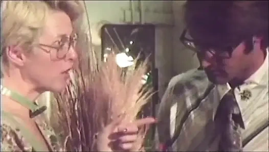 Klasik porno: John Holmes'un büyük yarağı siyah çoraplı çarpıcı bir fahişeyi sikiyor