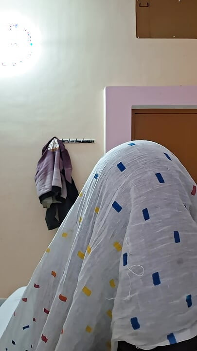 Ateşli Hintli desi üvey anne otel odasında kocasıyla seks yapıyor