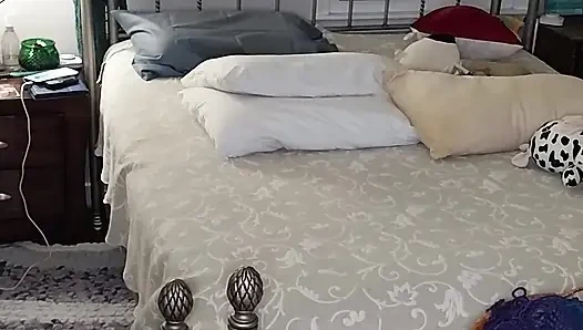 Ateşli orta yaşlı seksi iri güzel kadın yatağını yapıyor sonra mastürbasyon yapıyor ve iyi bir orgazm oluyor!