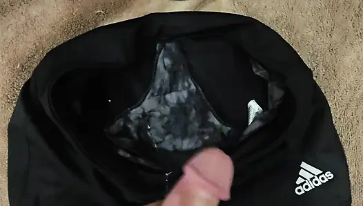 Üvey kız kardeşimin minik voleybol taytının ve banyoda bıraktığı kirli külotunun içine boşalıyorum