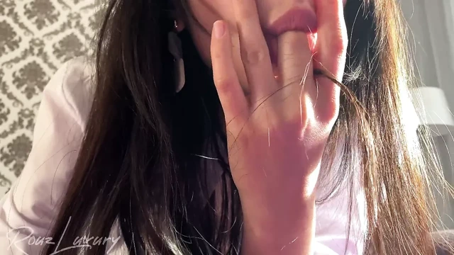 Sevimli kız küçük amını okşuyor