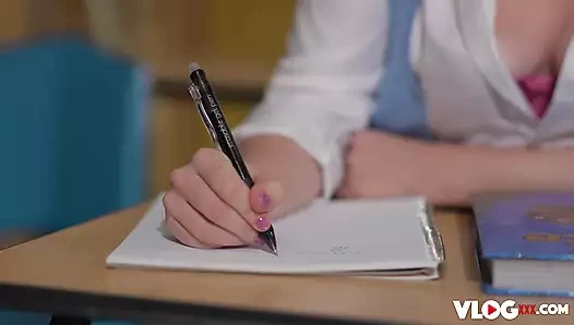 Yaramaz Lilly Bell öğretmenin yarağını çıldırtıyor