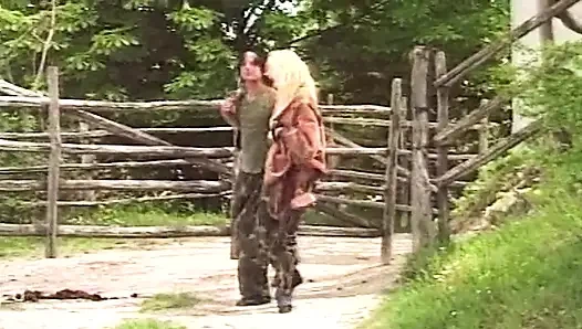 Sarışın orta yaşlı seksi kadın vahşi macerada açık havada emiyor ve sikişiyor